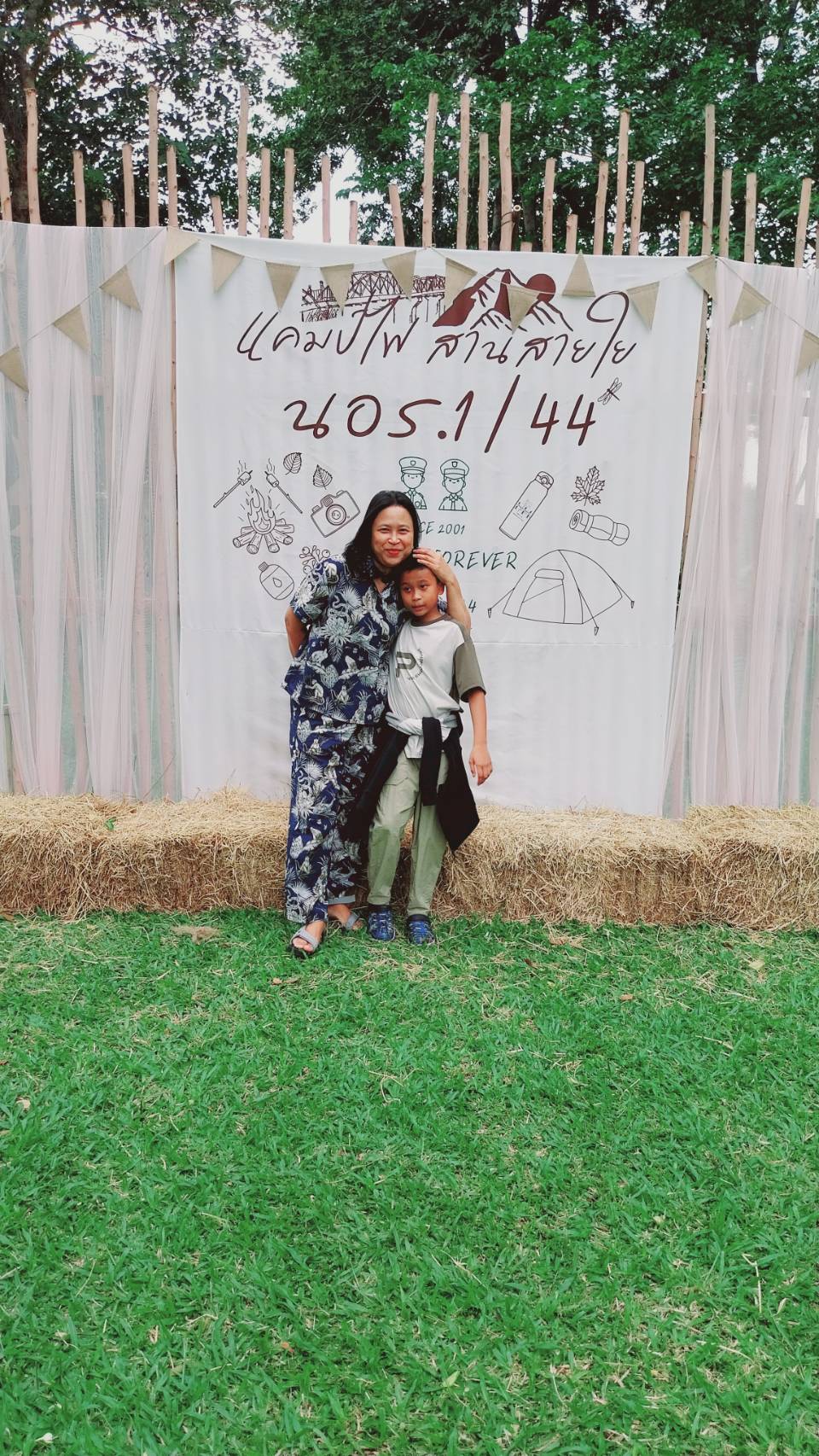 แม่ใจลูบหัวน้องเป้